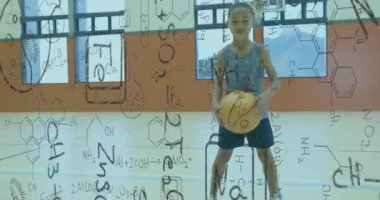 Basketbol oynayan ve spor bilimini gösteren kimyasal formüllerle top sürmeye başlayan bir çocuk. Atletik, antrenman, enerjik, enerjik, odaklanma, hareket, spor