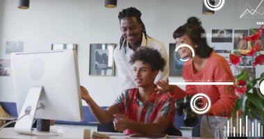 Oturmuş tasarımcı veri örtülü görüntüler, kamerayı gösteren ekip ve seçimi onaylayan. İşbirliği, yaratıcılık, takım çalışması, dijital alarm, modernlik, yenilikçi, görsel hikaye anlatımı