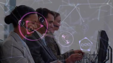 Üç çağrı merkezi ajanının ağ örtüsü olarak yazması ve konuşması uyarıları görselleştiren simgeleri tetikliyor. Teknoloji, iletişim, takım çalışması, dijital, profesyonel, modern, müşteri hizmetleri