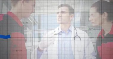 Doktor elini kaldırıp tablete işaret ederken, tıbbi veri tabloları teknoloji ekibinin üzerinde yükseliyor. Tıbbi, takım çalışması, yenilik, teknoloji, işbirliği, analiz, profesyonel