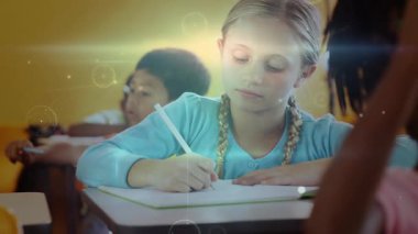 Öğrenci yazmayı bitirir ve okuldaki bakışları kaldırır, kendine güvenini göstermek için dijital işaret fişeği atar. Sınıf, eğitim, öğrenme, yaratıcılık, yenilik, gençlik, takım çalışması