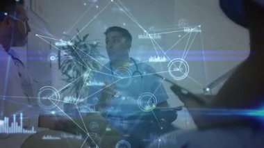 Doktor, hemşire tıkırtısı tableti olarak düğümü işaret ediyor. Tıbbi toplantıda klinisyen görüntüleme verileri örtüşüyor. İşbirliği, sağlık, teknoloji, analitik, dijital, takım çalışması, yenilik