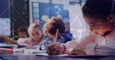 Sınıfta kağıda yazı yazan çocuklar ağ düğümlerini etkinleştiriyor ve dünya örgüsüne bağlanıyor. Eğitim, işbirliği, dijital, yenilik, öğrenme, teknoloji, takım çalışması