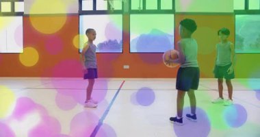 Üç çocuk basketbol talimine başlıyor. Turnikeleri kesiyor, ribaund vuruşlarını yapıyor. Swing çemberini sıfırlıyor. Atletizm, takım çalışması, gençlik, spor, aktif, rekabetçi, hareket