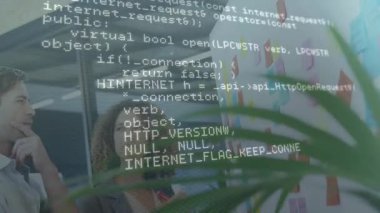 Programlama kodu, rehber ofis ekibinin teknik planlama için yapışkan notları incelemesini kapsıyor. İşbirliği, beyin fırtınası, yenilik, dijital, takım çalışması, modern, yaratıcı