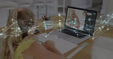 İnternette ders verdikten sonra dizüstü bilgisayardan notlar alan bir kız. Öğrenme, eğitim, uzaktan eğitim, uzaklık, e-öğrenme, okur yazarlık, yaratıcılık