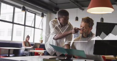 Erkek meslektaşlar dizini işaret ederek, dünya haritasına evrilen nod animasyonuyla iş verilerini analiz ediyorlar. İşbirliği, takım çalışması, veri analizi, profesyonel, yenilik, ofis, teknoloji