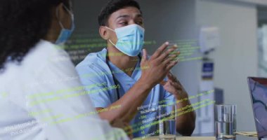 Doktor steteskopu ayarlayıp verileri açıklarken kod satırları toplantının yoğunlaşmasını sağlıyor. Tıbbi, profesyonel, danışma, iletişim, işbirliği, teknoloji, veri