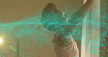 Ev dekorunda gün ışığını karşılamak için perdeleri indiren kadın, profil etrafında dönen deniz mavisi parçacıkları. Dinginlik, farkındalık, doğal ışık, dijital etki, rahatlama, rahat, çağdaş