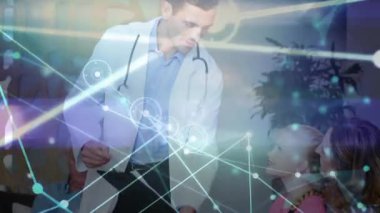 Hekim, anne kızına yaklaşırken tıbbî kaplama zayıflıyor, çizelgeyi gösteriyor, pano sunuyor. Sağlık, danışma, teletıp, profesyonel, hasta, tıbbi, teknoloji