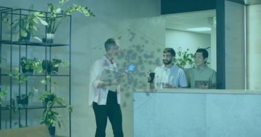 Bilişim merkezine tabletle giren bir kadın bulut simgesini ortaya çıkaran ekibin etrafında partiküllerin kalkan oluşturmasına neden oluyor. İşbirliği, yenilik, teknoloji, modern, takım çalışması, dijital, iletişim