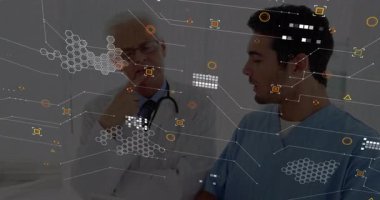 Kıdemli doktor genç klinik tıkaç tableti olarak eğilip tıbbi büyü arayüzünü incelemek için gösteriyor. Tıbbi, teknoloji, dijital, yenilik, sağlık, profesyonellik, veri