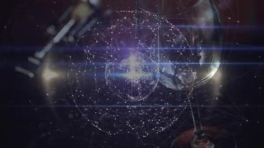 Mikrofon kolu ve cam arasında dönen ağ küresi oluşturuluyor. Havai fişekler bağlantıyı gösteriyor. Teknoloji, yenilik, görselleştirme, dijital, soyut, fütüristik, hareket
