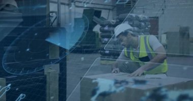 Lojistik işçisi, kargoyu analiz ederken sandıkta diz çöküp not tutan kağıtları topluyor. Sanayi, lojistik, güvenlik, analiz, teftiş, dijital, çalışma alanı