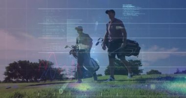 Golf sahasında yürüyen iki golfçü ve golf performans analizi yapan ışın gösterisini etkinleştiriyor. Sporcular, takım çalışması, teknoloji, açık hava, modern, boş zaman, spor