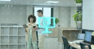 Ofis çalışanları tablet ekranı tıklayarak yüzen dijital simgeleri ve ikili kodları inceliyor. İşbirliği, yenilik, teknoloji, iletişim, takım çalışması, dijital, çalışma alanı