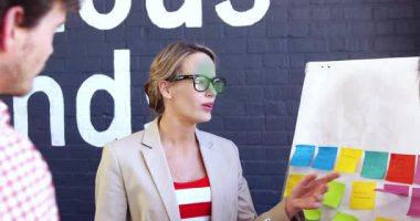 İşletme beyin fırtınasında simgeleri etkinleştirirken sunucu yapışkan bir nota gösteriyor. İşbirliği, takım çalışması, yenilik, dijital, ofis, beyin fırtınası, strateji