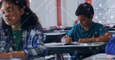 Kamera odağı kayması, okul ödevi için ders kitabı yazan çocuğun etrafında döngü grafiklerinin titremesine neden oluyor. Öğrenme, eğitim, yenilik, yaratıcılık, teknoloji, odaklanma, konsantrasyon