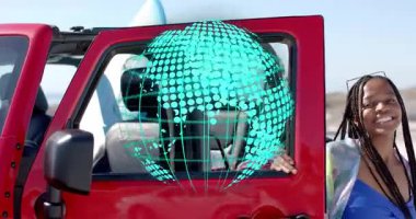 Sörf tahtası arayan arkadaşıyla kıyı durağından sonra kırmızı cipten inen bir kadının olduğu bir seyahat reklamı. Macera, sahil, açık hava, yaşam tarzı, hayat dolu, seyahat, arkadaşlık