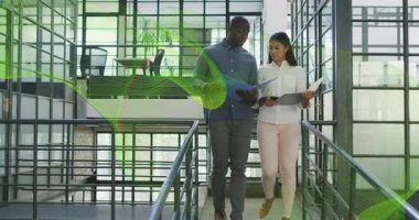 Kadın ve erkek ofis merdivenlerinden inerken klasörü ve klasörü gözden geçirip kilit noktaları tartışıyorlar. İşbirliği, takım çalışması, iş yeri, işyeri, iletişim, modern, profesyonel