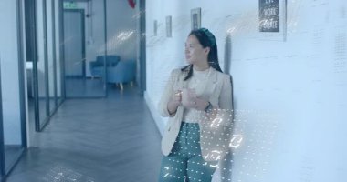 İş kadınının elinde ofis duvarına dayanan bardaklar var. İç görü için şebeke yükseliyor ve teknik kod dökülüyor. Profesyonel, yenilik, modernlik, dijital, teknoloji, kurumsal, fütüristik