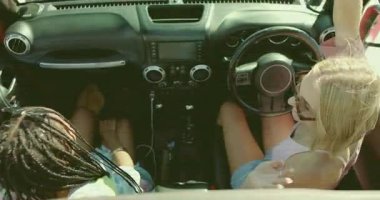 Arkadaşlar üstü açık arabada dans ediyor ve arıza çözüldükten sonra akıllı telefondan teknoloji içerikli şeyler yapıyorlar. Eğlence, macera, tasasız, yaz, spontane, boş zaman, canlı