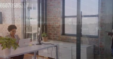 Tablet taşıyan meslektaşım canlandırmalı notlar aracılığıyla oturmuş pazarlamacıların dosyalarını inceliyor. İşbirliği, takım çalışması, ofis, çalışma alanı, profesyonel, çağdaş, teknoloji