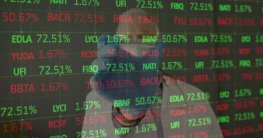 Kıdemli bilim adamı, laboratuarda şeffaf panel yüzdelerine tepki olarak aşı şişesi yetiştiriyor. Araştırma, yenilik, kesinlik, analitik, teknoloji, tıp, laboratuvar