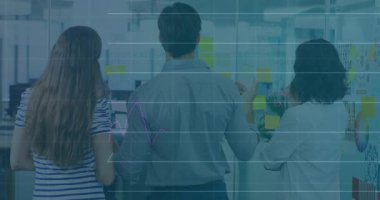 Üç iş arkadaşından oluşan bir ekip planlama için cam panoda iş çizelgelerini inceliyor. İşbirliği, yenilik, beyin fırtınası, dijital analiz, proje planlaması, ofis çalışma alanı, modern tasarım