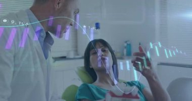 Diş modelini tutan kadın hasta soruyor, dişçi animasyon çizelgesini entegre ediyor ve tedaviyi gösteriyor. Diş sağlığı, sağlık, danışma, meslek, eğitim, klinik, bilim