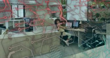 Teçhizatlı resepsiyonist, odak noktası olarak kahve ve motosiklet teslimatı yapıyor. İşbirliği, profesyonellik, kentsel, modern, iletişim, bağlantı, işyeri