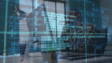 Yazılım mühendisi kod kaplamasını inceliyor sonra da sorunları tartışmak için akıllı telefondan arıyor. Teknoloji, iletişim, modernlik, yenilik, odaklanma, üretkenlik, çalışma alanı