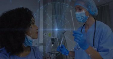 Tıbbi destekçi, örnek alma amacını ve hastanın boğazını veri kaplamayla test etmek için temizliyor. Sağlık, klinik, tanı, sağlık teknolojisi, profesyonel, tıbbi çevre, dijital