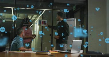 İş toplantısının başlaması, meslektaşlar cam ölçümlerini analiz için ayırırken örtüşüyor. İşbirliği, takım çalışması, strateji, yenilik, teknoloji, analitik, profesyonel