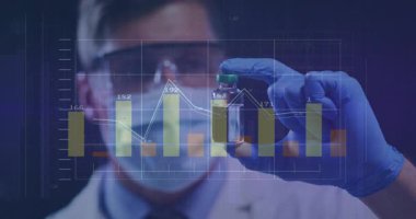 Araştırmacı laboratuarda şişeyi göz seviyesine çıkartıyor, animasyon çizelgeleri verileri izlerken küçük şişeyi döndürüyor. Laboratuvar, analiz, bilimsel, veri, teknoloji, profesyonel, araştırma