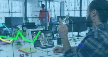 Çağrıya katıldıktan sonra sakallı adam veri eğilimlerini tartışırken çizgi grafikleri ofis bilgisayarlarında kayıyor. Teknoloji, takım çalışması, veri analizi, işbirliği, modern, üretkenlik, dijital