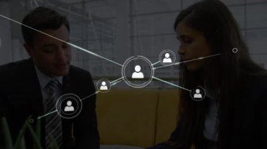 İş arkadaşları akıllı telefonları dinleyip kullanıcı simgelerinin büyümesini ve ağı görselleştirmesini izliyor. İşbirliği, ağ oluşturma, dijital, iletişim, modern, profesyonel, takım çalışması