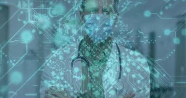 Sağlık hologramı teknolojisini vurgulayan steteskop ile maskeli doktoru ortaya çıkarmak için dijital olarak yer değiştirme. Teknoloji, sağlık, yenilik, fütürizm, biyomedikal, klinik, bilimsel