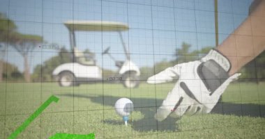 Veri akımları yükselirken golf topunu sopa başına yakın bir yerden içeri sokan eldivenli el. Spor, analitik, teknoloji, performans, açık hava, hassasiyet, yenilik