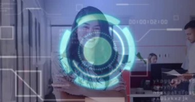 Ofiste duran kadın, iş arkadaşı belgeleri teslim ederken güvenlik taramasını başlatıyor. Futuristik, teknoloji, işbirliği, kurumsal, yenilik, profesyonel, dijital