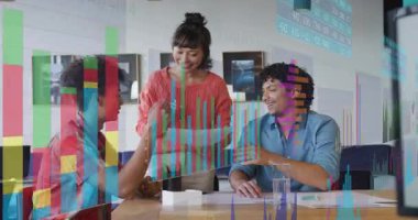 Kadın çizelgeyi takıma veriyor ve animasyon bar çizelgeleriyle iş veri analizlerine rehberlik ediyor. İşbirliği, takım çalışması, bilgi, çalışma alanı, beyin fırtınası, profesyonel iletişim