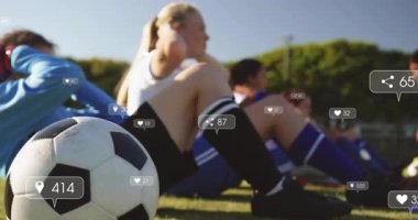 Bayan takım arkadaşları sosyal simgelerle fitness eğitimi için mekik çekerken kamera çalışıyor. Atletizm, grup çalışması, fitness, yoldaşlık, açık hava aktivitesi, takım çalışması, aktif yaşam tarzı