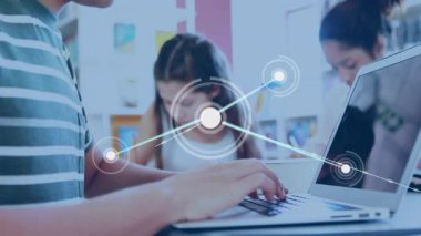 Klavyeye tıklayan çocuk ve iş birliği için ağ genişlerken yazan kızlar. İşbirliği, veri, dijital, ağ, eğitim, takım çalışması, öğrenme