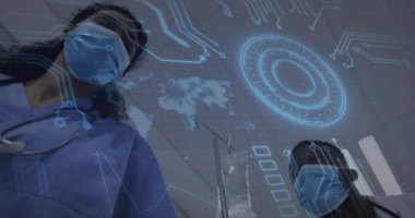 Hastane hemşiresi serum torbasını doktor olarak inceliyor AR arayüzünü tıkıyor ve tedavi için serumu ayarlıyor. Tıbbi, sağlık, fütüristik, teknoloji, işbirliği, hasta bakımı, yenilik