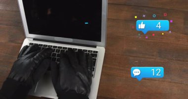 Tahta masadaki dizüstü bilgisayarda yazı yazan eldivenli eller sosyal medya simgeleri oluşturarak sayıları güncelliyor. Teknoloji, dijital etkileşim, minimalist, sosyal etkileşim, kullanıcı arayüzü, markalaşma, teknoloji