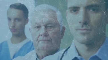 Dijital kaplama altında tıbbi ekip, doktor yüzüne yakınlaşan kamera, klinik takım çalışmasını ön plana çıkarıyor. İşbirliği, sağlık, profesyonellik, teşhis, yenilik, birlik, tıbbi ortam