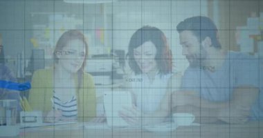 Takım işbirliği yapan tablet araklama finansal grafikler ayrıştırma kurtarma gözden geçirme için kurtarma. İşbirliği, yenilik, analiz, üretkenlik, iş dünyası, takım çalışması, modern