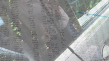 Yapraklı garaj yolunda duran erkek araba vites değiştiriyor ve giriş için teknik kod kaplama açma kolunu gösteriyor. Teknoloji, siber güvenlik, şehir, açık hava, profesyonel, yenilik, dijital