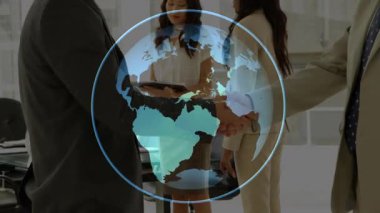 İki yönetici, tablet üzerinde iş anlaşmasını gözden geçirirken dönen dünyayı etkinleştiriyor. İşbirliği, profesyonellik, takım çalışması, yenilik, ortaklık, kurumsal çeşitlilik