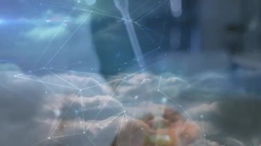 Laboratuvar bilim adamı olarak yüzen teknoloji ağı test için kırmızı sıvıyı serbest bırakarak pipetle ilgileniyor. Gelecek, yenilik, araştırma, kesinlik, dijital, kimya, deney